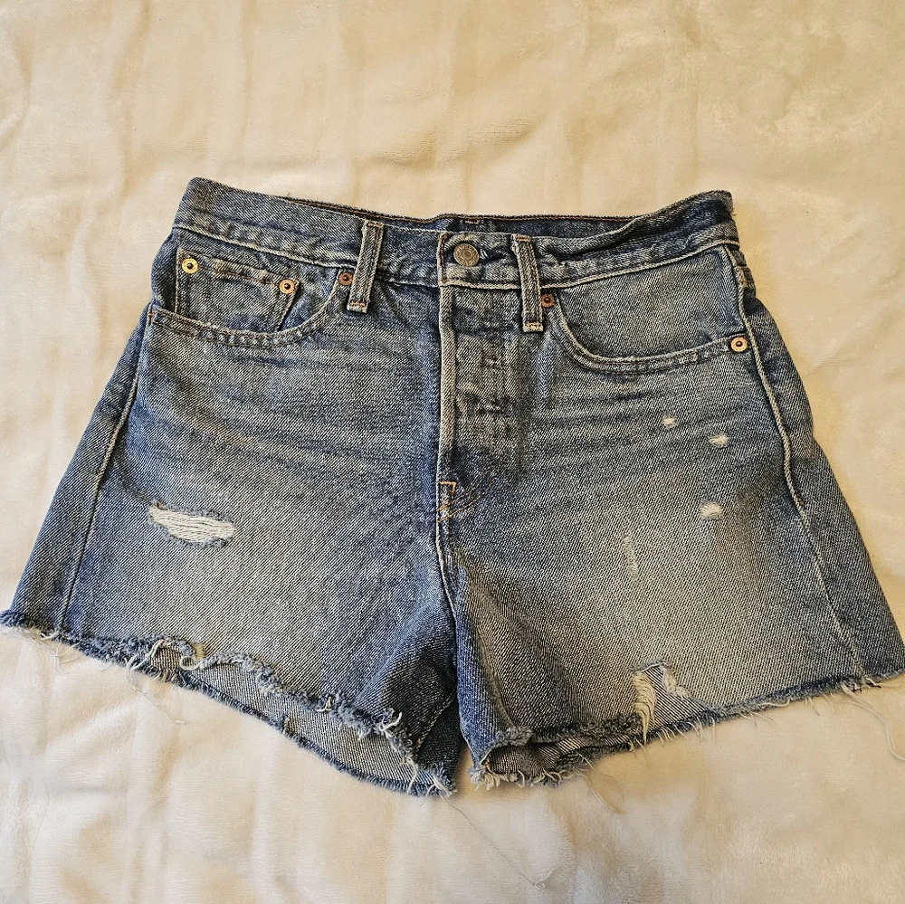 Levi’s Shorts High Rise Distressed Sz 27 Run Small Medium Wash - Picture 3 of 8